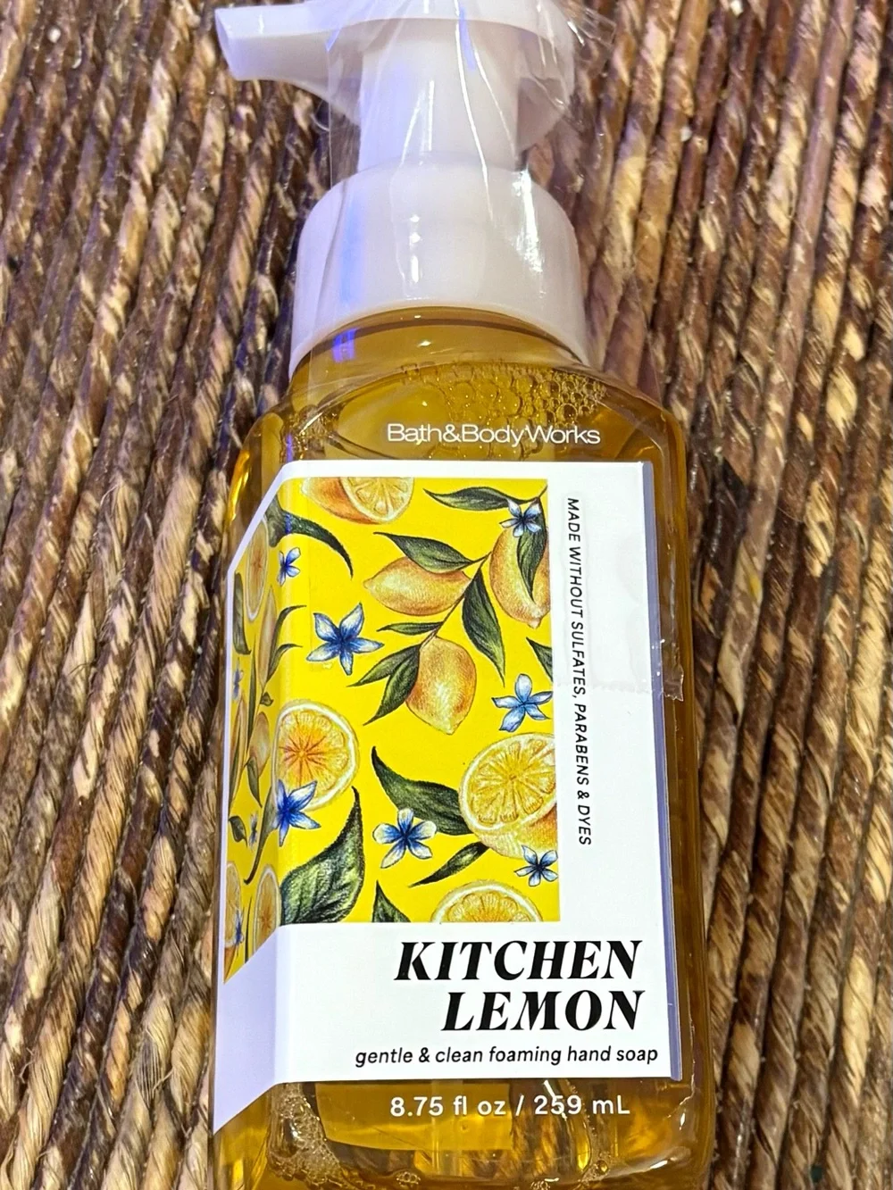 Bath & Body Works Kitchen Lemon Gentle Foaming Hand Soap - NEW
